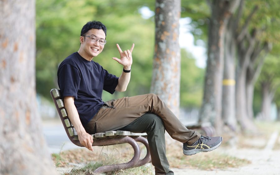 並木道のベンチでくつろぐ様子